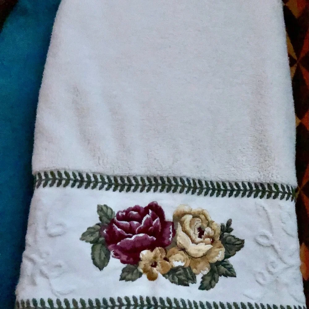 VINTAGE WAVERLY GARDEN ROOM EMBROIDERED COTTAGE ROSES W/EMBOSSED TRIM 24